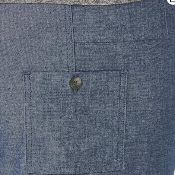 NWT Lee Women's Plus Size Flex-to-go 9" Cargo Bermuda Short, chambray, 24W - Picture 4 of 4